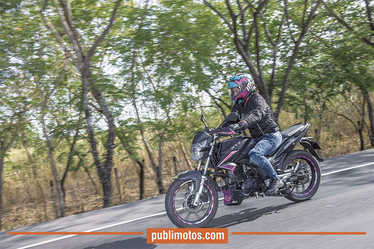 Moto AKT RTX de 150cc conserva las líneas finas, deportivas y audaces que tanto nos han cautivado. 