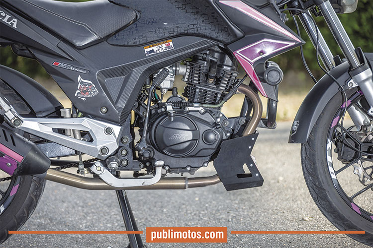 Moto AKT RTX de 150cc cuenta con un motor de 149 cc y 12.5 Hp, que permite un buen poder de salida, algo ruidoso y sonoro, lo cual nos llevaría a pensar que ofrece más poder del que realmente entrega,