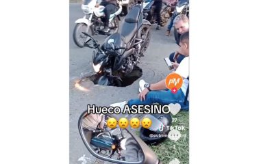 Hay video ¡Tremendo HUECO! Se “tragó” a una motocicleta y por poco hay tragedia