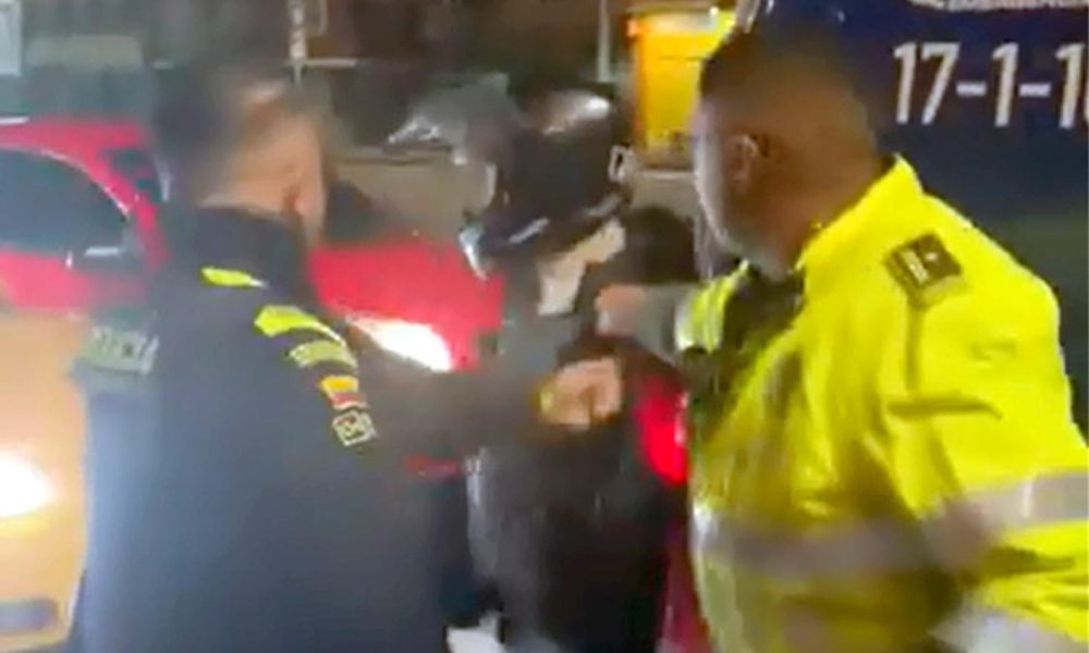 Miren cómo este policía insulta y golpea a un motociclista Todo quedó en video