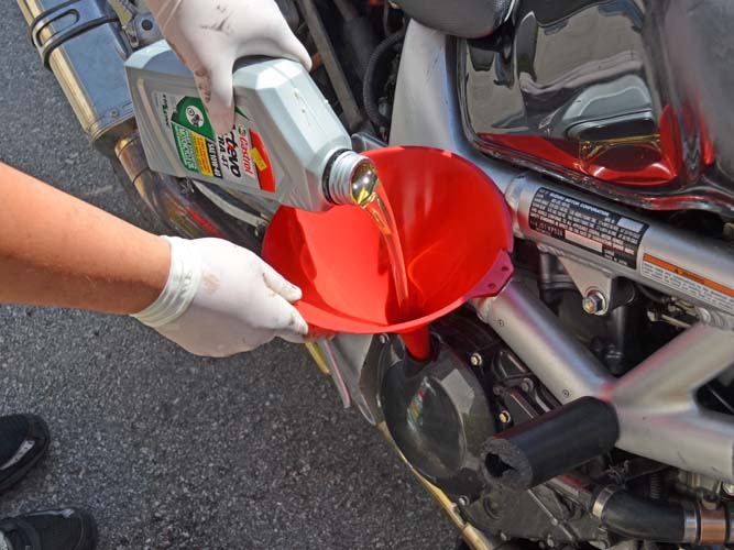 Lubricante para moto: ¿Cuándo y por qué cambiar el aceite de mi moto?