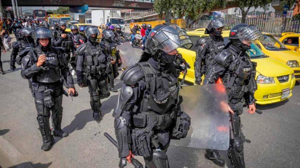 Hugo-Ospina-lider-de-los-amarillos,-intenta-bloquear-a-Bogota-Afectacion-a-los-ciudadanos-por-el-paro-de-taxistas-01