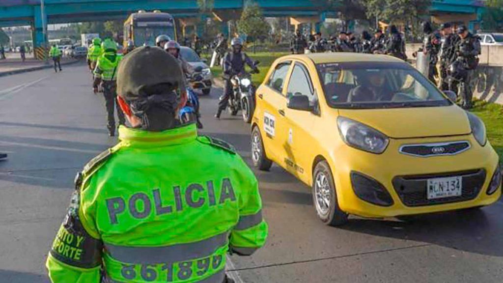Hugo-Ospina-lider-de-los-amarillos,-intenta-bloquear-a-Bogota-Afectacion-a-los-ciudadanos-por-el-paro-de-taxistas-02