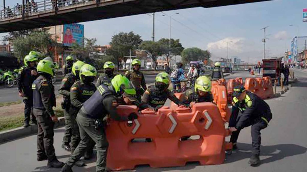 Hugo-Ospina-lider-de-los-amarillos,-intenta-bloquear-a-Bogota-Afectacion-a-los-ciudadanos-por-el-paro-de-taxistas-04