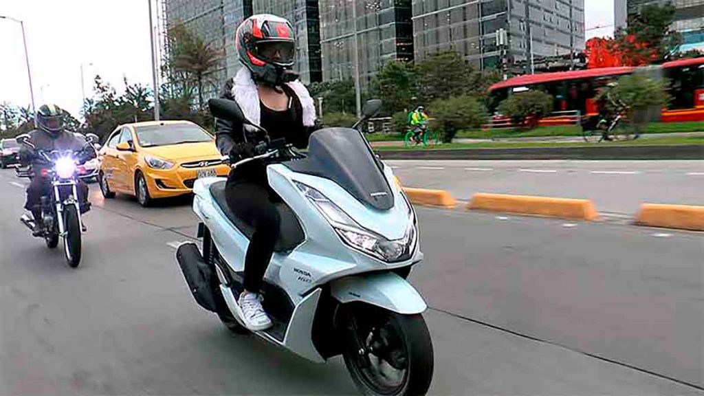 Prueba-Honda-PCX-160-ABS-2024-El-scooter-que-llega-a-destronar-los-del-segmento-por-que-04