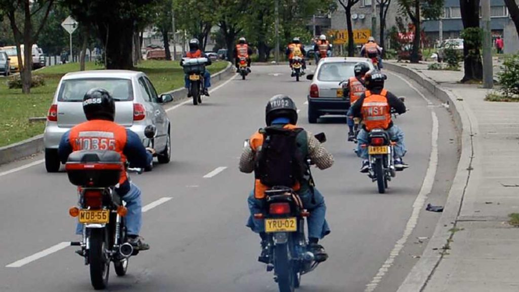 Atencion-Volvera-el-chaleco-reflectivo-con-placa-para-los-motociclistas-en-Colombia-01