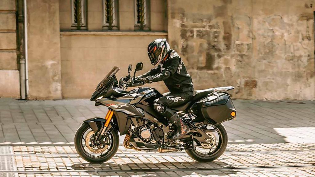 Suzuki-GSX1000GX-Le-llego-competencia-a-la-BMX-S1000XR-a-Kawasaki-Versys-1000-y-porque-no-a-la-Ducati-Multistrada-04