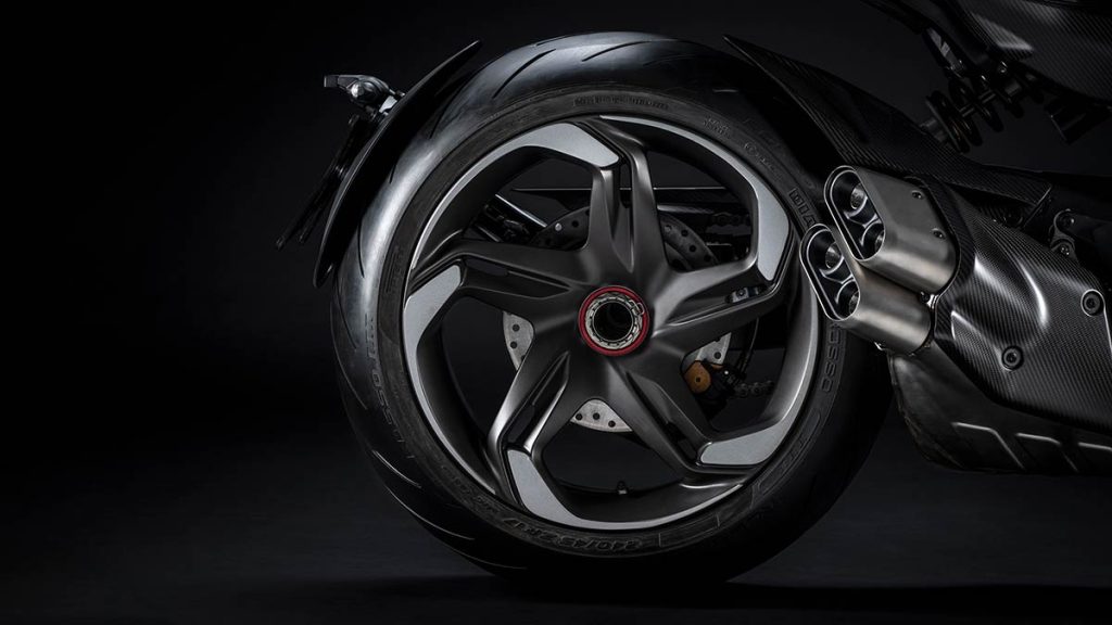 NOVEDAD-Ducati-saco-la-Diavel-for-Bentley-by-Mulliner-Precio-05