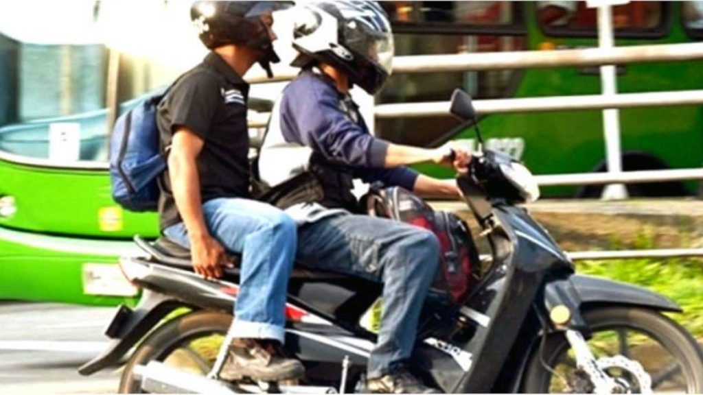 parrillero acompañante en moto