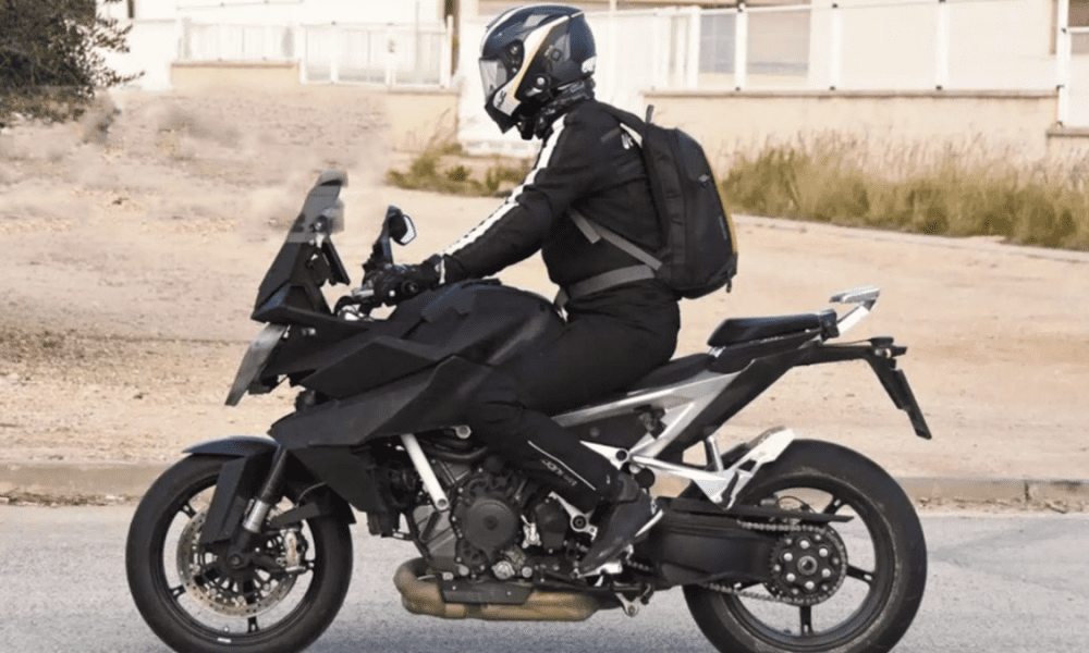 Paparazzi-Se-aproxima-una-poderosa-motocicleta-1390-que-busca-reinar-en-el-segmento